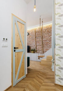 mieszkanie na wynajem airbnb kraków, cegła, huśtawka, malowane drzwi drewniane